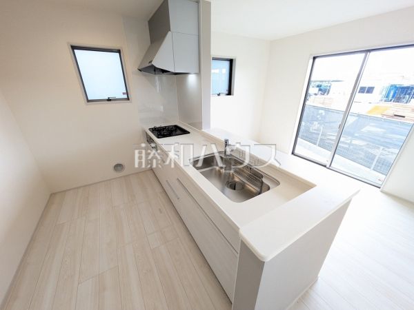 3号棟　キッチン　【うるま市字高江洲】 使いやすくスタイリッシュなシステムキッチンには、毎日お使いになる方の視点が存分に活かされています。 