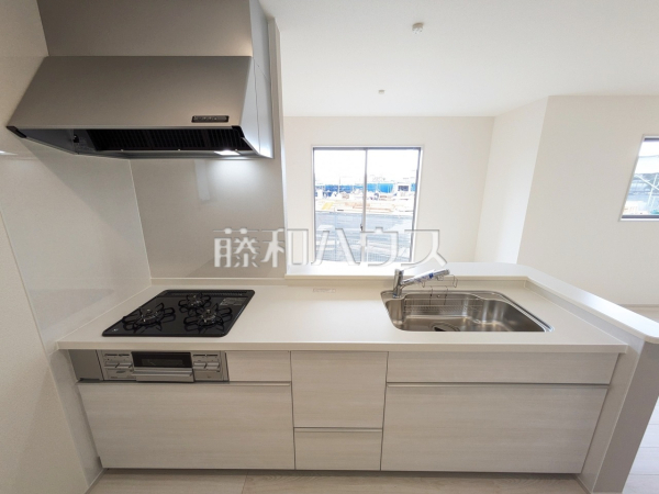 3号棟　キッチン　【うるま市字高江洲】 ご家族の様子がわかり、会話も楽しめる対面式システムキッチン 