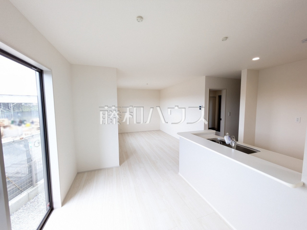 3号棟　リビング　【うるま市字高江洲】 たっぷりの日差しや心地良い風が入る、広々としたリビングが魅力 