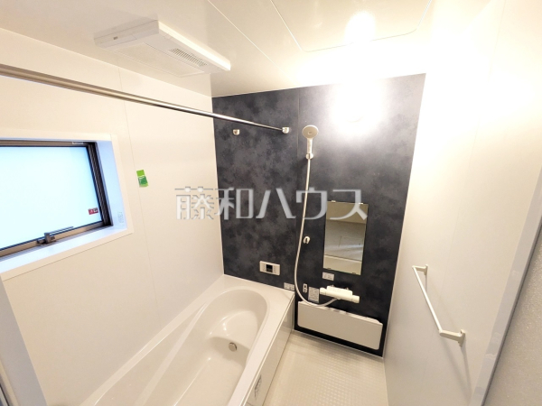 3号棟　浴室　【うるま市字高江洲】 落ち着いた色合いで疲れたからだを癒す、贅沢なくつろぎ空間です。 