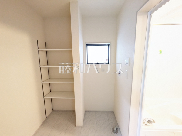 3号棟　ランドリールーム　【うるま市字高江洲】バスタオルや洗面具などをきれいに整理できる便利な棚を設置しました。