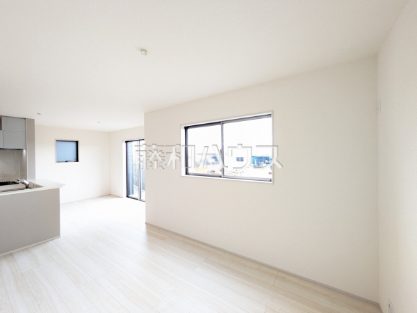 3号棟　リビング　【うるま市字高江洲】 約16帖のゆったりリビング。家族でテーブルを囲む素敵な時間をお愉しみ下さい。 