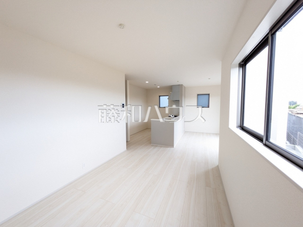 3号棟　リビング　【うるま市字高江洲】 家族や仲間が集うLDKは約16帖あり、ゆったりと寛げる空間です。 