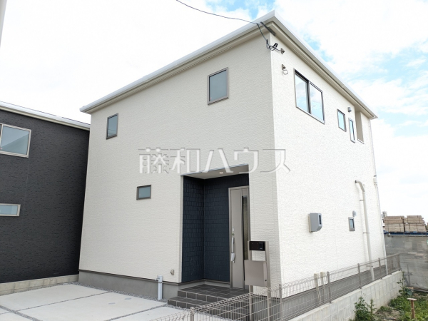 3号棟　外観　【うるま市字高江洲】玄関にアクセント色を使用し、メリハリのある外観デザインとなっております。