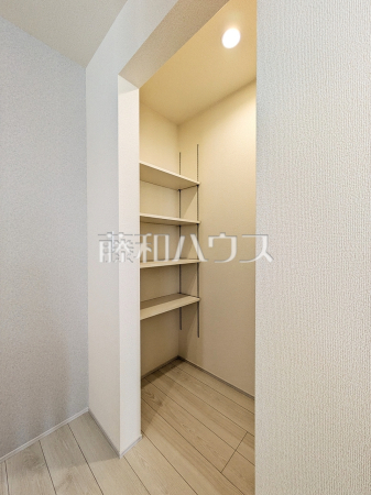 1号棟　パントリー　【新座市栄２丁目】