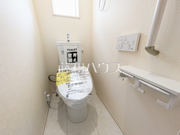 1号棟　温水洗浄機能付きトイレで清潔にご使用いただけます。 　【新座市栄２丁目】