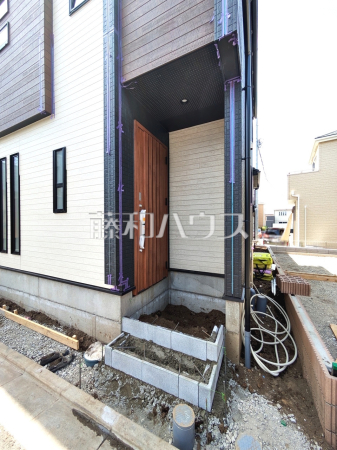 1号棟　玄関　【新座市栄２丁目】