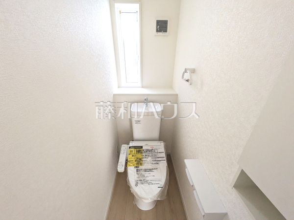 各階にトイレがあると、階段の上り下りをせずに済むため就寝時なども便利です。　トイレ　【福岡市南区野多目６丁目】