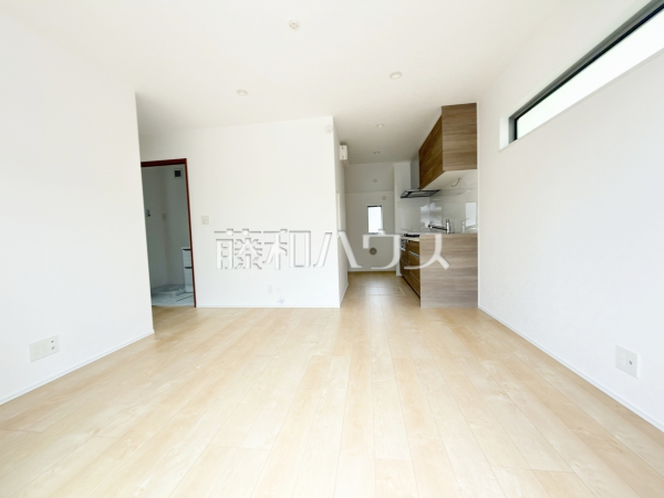 リビング　【調布市上石原３丁目】