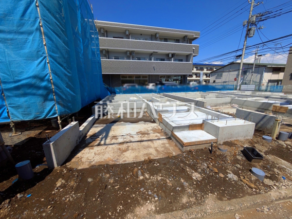 ≪E号棟　外観≫南道路で、さらに南側にカースペースがあり日当たり良好です。【府中市西府町３丁目】