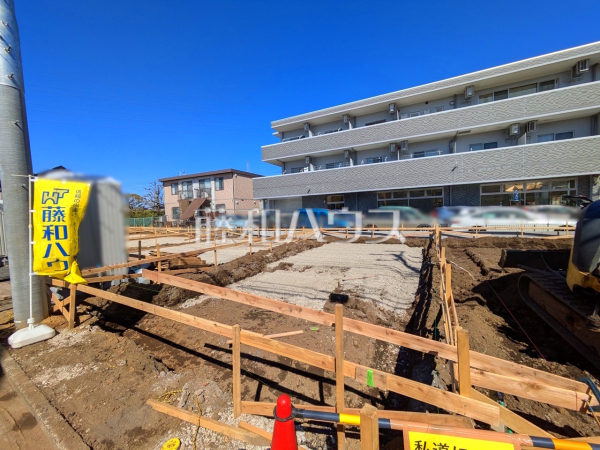 ≪E号棟　外観≫南道路で、さらに南側にカースペースがあり日当たり良好です。【府中市西府町３丁目】