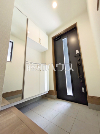 F号棟 玄関 【府中市西府町3丁目】 F号棟 玄関 【府中市西府町3丁目】