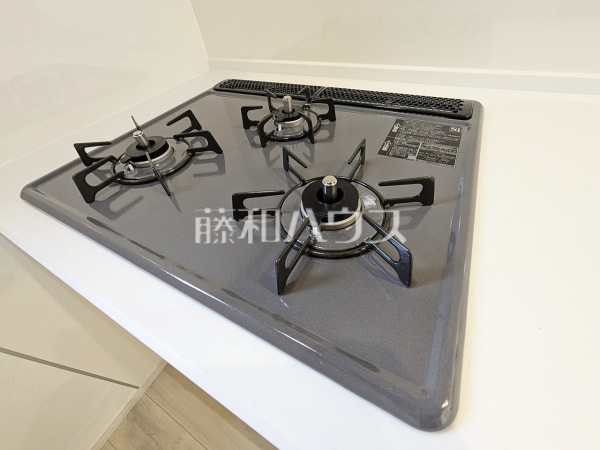 ≪キッチン≫フラットな表面で汚れも拭きとりやすく、お掃除が簡単な3口ガラストップコンロ 【府中市多磨町2丁目】 ≪キッチン≫フラットな表面で汚れも拭きとりやすく、お掃除が簡単な3口ガラストップコンロ 【府中市多磨町2丁目】