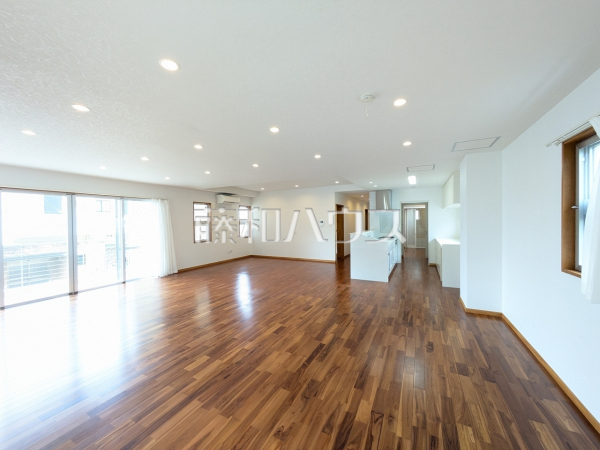 リビング　【那覇市古島２丁目】