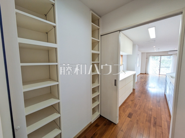 キッチン併設のパントリー