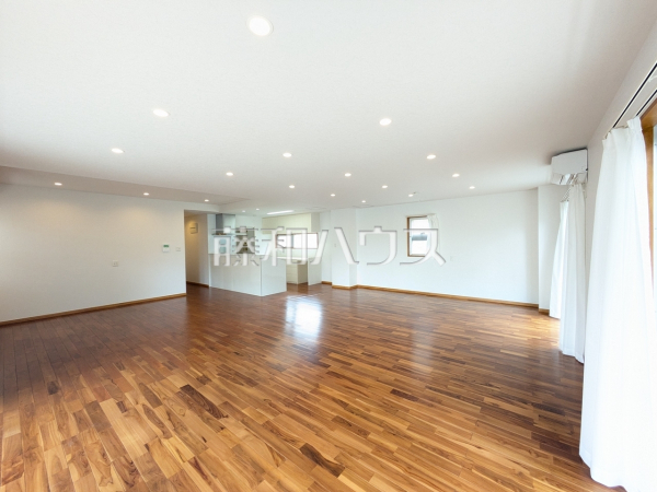 リビング　【那覇市古島２丁目】