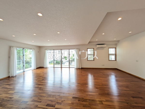 リビング　【那覇市古島２丁目】