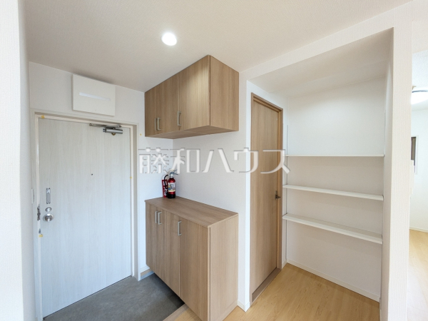玄関　【ライオンズマンション泊3丁目第3】