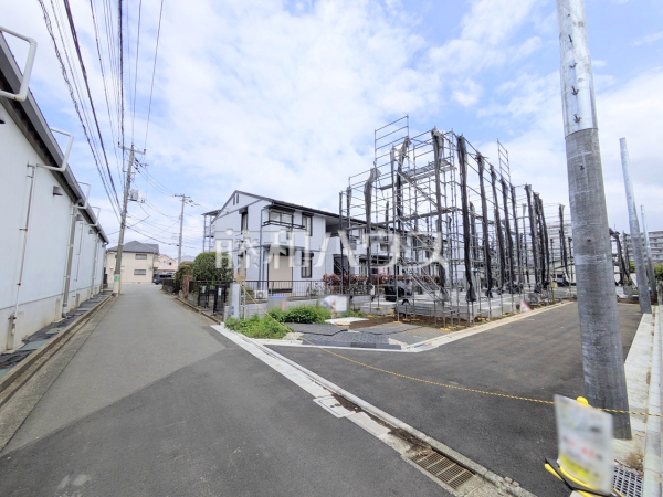 ≪接道状況≫周囲に高い建物のないエリアのため、空が大きく感じます。　【府中市本宿町４丁目】