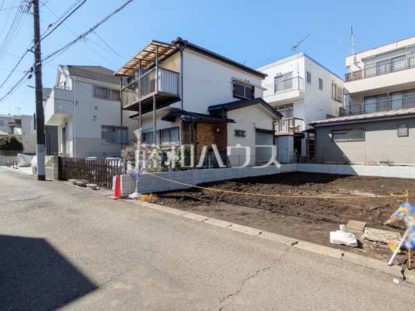 接道状況および現場風景　【日野市多摩平５丁目】
ご家族ぞれぞれの思い出と、どこまでも広がる空を独り占め！晴れ渡った青空の袂に、暖かな光に包まれ四季折々の風を感じる、幸せの空間がここに。　