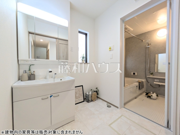 A号棟　洗面室　【糸満市西崎町3丁目】三面鏡付きの洗面台。鏡の裏にも収納があり、歯ブラシや化粧品等もすっきり収納できます。