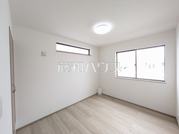 A号棟　居室　【糸満市西崎町3丁目】木目が美しいウッディなフローリングの居室は、穏やかで心安らぐ空間となるでしょう。