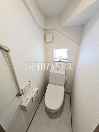 A号棟　トイレ　【糸満市西崎町3丁目】にトイレ 各階にトイレを設けておりますので、朝の忙しい時間などに便利。 