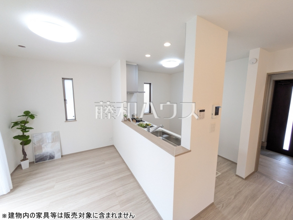 A号棟　キッチン　リビング　【糸満市西崎町3丁目】カウンターキッチン越しでの会話が、家族団らんのスタートです。