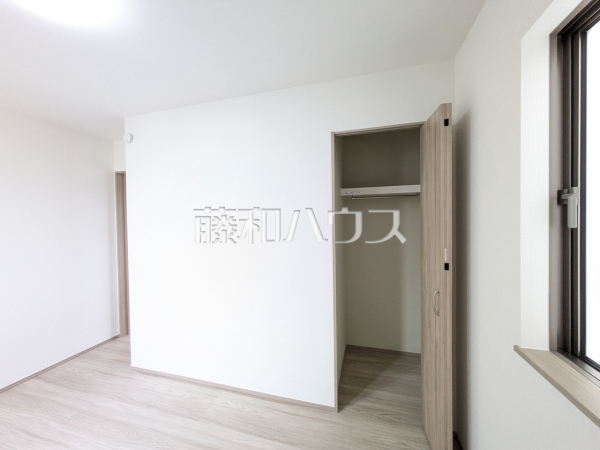 A号棟　居室　【糸満市西崎町3丁目】 各居室にはクローゼットを完備し、家具を置くスペースが確保しやすい設計がされております。 