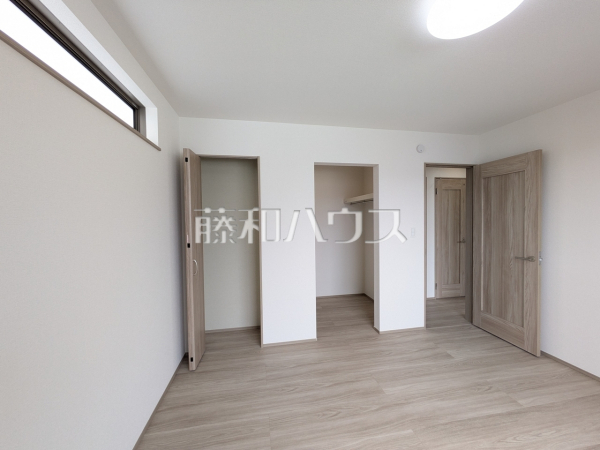 A号棟　居室　【糸満市西崎町3丁目】 ウォークインクローゼット付きの居室は約7畳の広さがあり、開放的な空間が広がっております。 