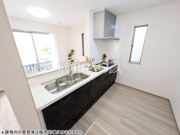 A号棟　キッチン　【糸満市西崎町3丁目】 使いやすくスタイリッシュなシステムキッチンには、毎日お使いになる方の視点が存分に活かされています。 