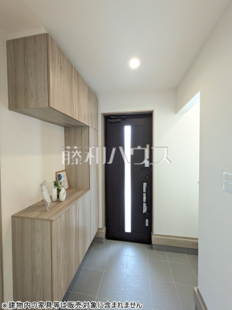 A号棟　玄関　【糸満市西崎町3丁目】  大容量のシューズインクロークつきで玄関もスッキリ