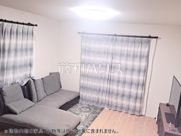 ≪リビング≫大きなソファーを置いても圧迫感がない約17.75帖の広々LDK。窓からは陽光をたっぷり採り込み、明るく快適な団らん空間となっております。【清瀬市中清戸２丁目】