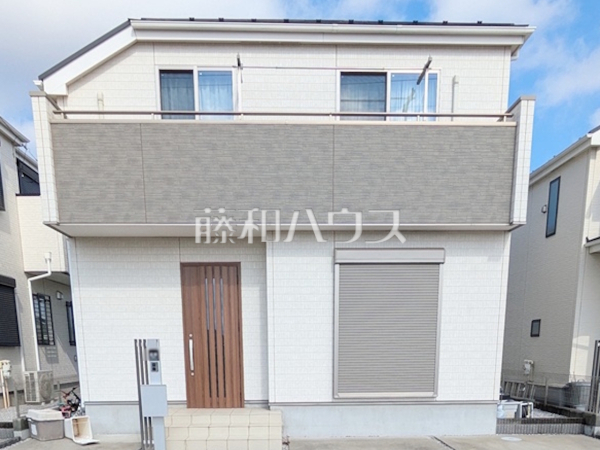 ≪外観≫大きなソファーを置いても圧迫感がない約17.75帖の広々LDK。窓からは陽光をたっぷり採り込み、明るく快適な団らん空間となっております。【清瀬市中清戸２丁目】