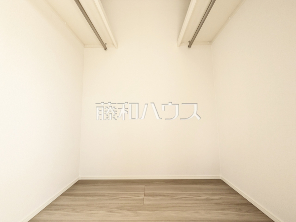 【衣替えはもう不要】服もスーツケースも丸ごと収まる、大容量WICで寝室はいつもスッキリ！
収納　【所沢市大字上安松】