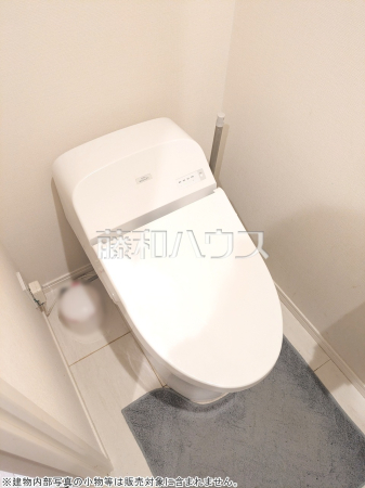 スッキリとした見た目でお掃除もしやすいタンクレストイレ　【ルジェンテ・リベル志木弐番館】