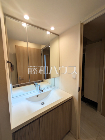 洗面室　十分な大きさの洗面台、身だしなみチェックや歯磨きなど、朝の慌ただしい時間でも余裕をもって準備できます。　【ルジェンテ・リベル志木弐番館】