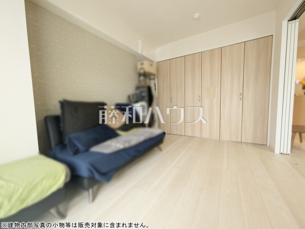 リビングと隣接した居室の間仕切りは、シーンに合わせて引き戸を開放し、一つの大きな空間にできる仕様です。 　【ルジェンテ・リベル志木弐番館】