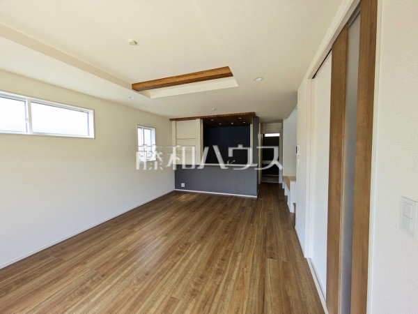 平日のご案内も可能です。お気軽にお問合せ下さいませ。　2号棟　リビング　【福岡市東区美和台５丁目】