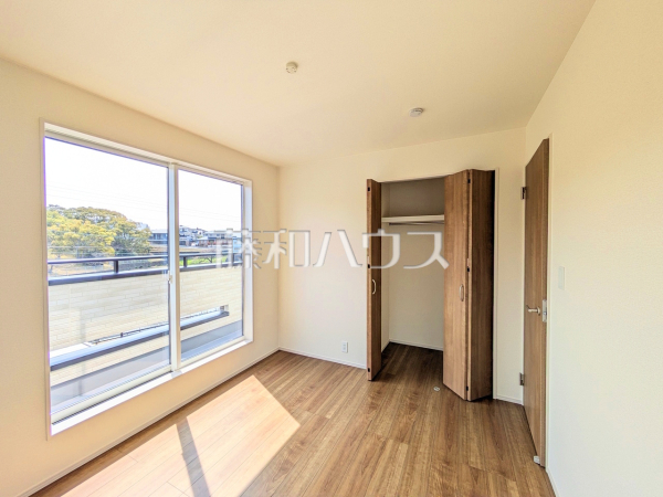 各居室にはクローゼットを完備し、家具を置くスペースが確保しやすい設計がされております。　2号棟　居室　【福岡市東区美和台５丁目】