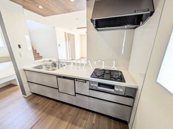 ご家族の様子がわかり、会話も楽しめる対面式システムキッチン　2号棟　キッチン　【福岡市東区美和台５丁目】