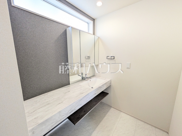 十分な大きさの洗面台は、身だしなみチェックや歯磨きなど、朝の慌ただしい時間でも余裕とゆとりを感じて頂けます。2号棟　洗面室　【福岡市東区美和台５丁目】