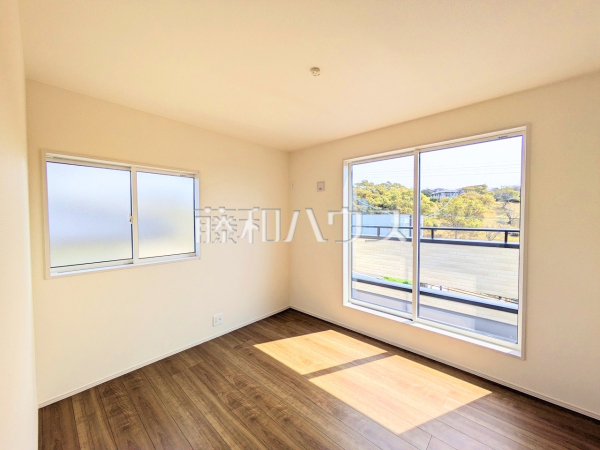 2面採光により、明るく開放的な空間となっています。　2号棟　居室　【福岡市東区美和台５丁目】