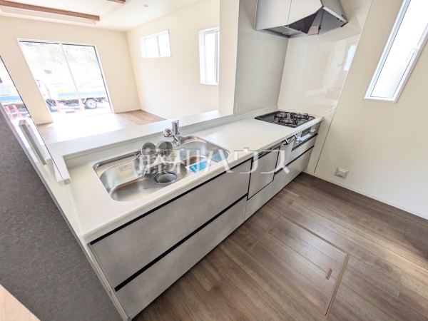 使いやすくスタイリッシュなシステムキッチンには、毎日お使いになる方の視点が存分に活かされています。　2号棟　キッチン　【福岡市東区美和台５丁目】