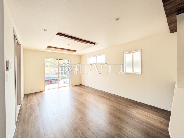 ナチュラルな色を基調とした落ち着きのあるリビングダイニングは、リラックスできる癒し空間です。2号棟　リビング　【福岡市東区美和台５丁目】