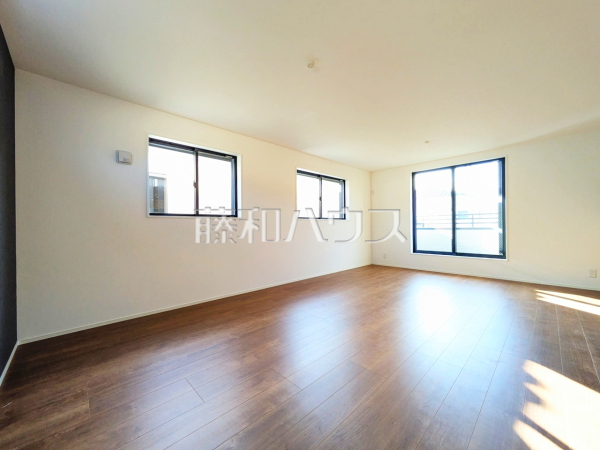 リビング　【立川市高松町１丁目】