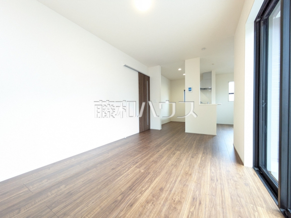 リビング　【昭島市東町５丁目】