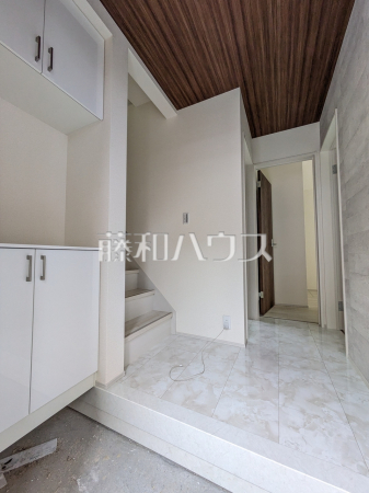 玄関ホール　【練馬区大泉学園町８丁目】