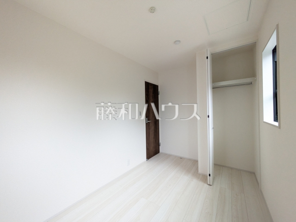 居室にはクローゼットを完備し、家具を置くスペースが確保しやすい設計がされております。　【練馬区大泉学園町８丁目】