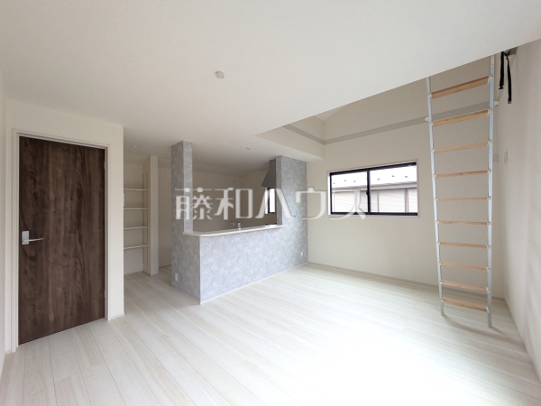 家族の存在を近くに感じ、心安らぐこの空間はいつも心地よく、気が付けば楽しい一日が終わろうとしている、そんな憩いのリビングです。　【練馬区大泉学園町８丁目】